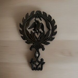 Wilton Vntge American Eagle & Heart Laurel Wreath Ornate Cast Iron Trivet Decor